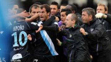 UN BISTURÍ. Duda celebra con sus compañeros el 0-1 de ayer en Anoeta.
