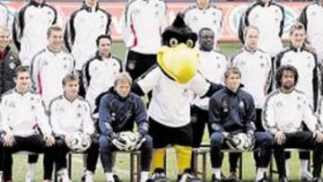 <b>CON MASCOTA. </b>La selección alemana posó ayer en Dortmund junto a su nueva mascota, Paule.