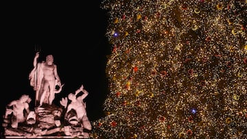 A Christmas tree is lit up in Piazza del Popolo in Rome, Italy, December 8, 2023. REUTERS/Guglielmo Mangiapane