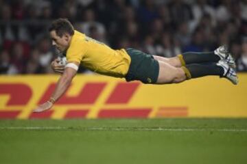 Bernard Foley marca un ensayo durante el partido Inglaterra-Australia del Mundial de Rugby.