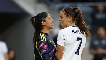 Alex Morgan y Catalina Usme durante el partido entre Colombia y Estados Unidos por los cuartos de final de la Copa Oro W.