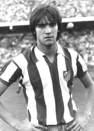 El cántabro vistió un total de cinco temporadas la camiseta del Atlético, pero en dos etapas con un paso de cinco años en el Barcelona entre medias. Marcos Alonso, padre del actual jugador del Chelsea, llegó al club en 1979 después de haber despuntado en el Racing. De rojiblanco fue evolucionando hasta convertirse en internacional, como un jugador de banda con calidad y desborde. El Barcelona se hizo con sus servicios en 1982 para jugar cinco cursos como blaugrana. Al finalizar su etapa en 1987 regresó a Madrid y volvió a enfundarse la camiseta del Atlético, donde una lesión de rodilla lastró su última temporada como colchonero, pudiendo disputar únicamente tres encuentros. Acabaría su carrera jugando un último año en el Logroñés. Posteriormente tuvo un breve paso por el banquillo del Atlético en la lucha por intentar volver a Primera.  