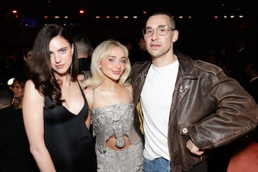 Margaret Qualley, Sabrina Carpenter y Jack Antonoff 
durante la gala de los Premios Grammy 2026 celebrados en el Crypto.com Arena de Los Ángeles.