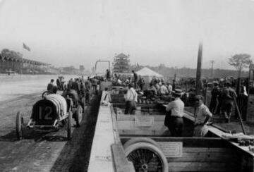 La primera edición se celebró el 30 de mayo de 1911. El ganador fue Ray Harroun, y también será recordado como el inventor del espejo retrovisor. Además, ostenta el récord en ganar la Clásica 500 desde la posición más retrasada de salida (desde la posición 28 de los 40 participantes), hecho que comparte con Louis Meyer (1936). El óvalo de Indianápolis fue construido en 1909. En la imagen, la primera edición de las 500 millas.