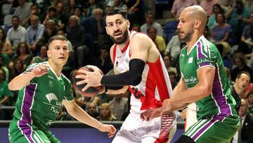 GRAF8930. MÁLAGA, 29/05/2018.- El pívot georgiano de Baskonia Tornike Shengelia (c) avanza con el balón entre el serbio Nemanja Nedovic (i) y el estadounidense James Augustine (d), ambos de Unicaja, durante el segundo partido del play