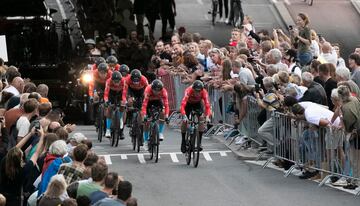 El equipo Bahrain terminando la etapa.