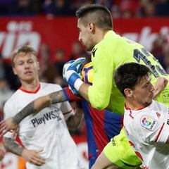 Oier entreabre la puerta de la crisis en el Sevilla