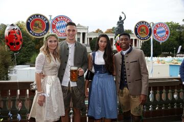 Niklas Süle, Melissa Halter, David Alaba y Shalimar Heppner. 