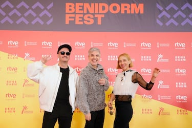 
El icónico dúo argentino aporta electropop colorido, humorístico y muy bailable. La prensa destaca su frescura y su estilo retro-pop característico.