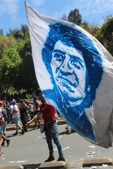 Hinchas de distintos clubes llegaron hasta Plaza Italia para ser parte de la manifestación más masiva. Hasta los archirrivales se tomaron fotografías juntos.