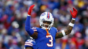 (FILES) In this file photo taken on November 13, 2022 Damar Hamlin #3 of the Buffalo Bills gestures towards the crowd during the third quarter against the Minnesota Vikings at Highmark Stadium in Orchard Park, New York. - The Monday night NFL game between the Buffalo Bills and Cincinnati Bengals was temporarily suspended after a player collapsed on the field and received CPR before an ambulance took him away.
Part-way through the first quarter, Bills safety Damar Hamlin took a hard hit during a tackle, stood up and then collapsed to the floor.
He received medical attention for over 20 minutes, with ESPN reporting that he had received CPR. (Photo by Isaiah Vazquez / GETTY IMAGES NORTH AMERICA / AFP)