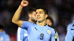 URU44. MONTEVIDEO (URUGUAY) 10/10/2017.- Luis Su&aacute;rez de Uruguay celebra la victoria ante Bolivia hoy, martes 10 de octubre de 2017, en la &uacute;ltima fecha de eliminatorias mundialistas de Rusia 2018 en el estadio Centenario de Montevideo (Uruguay). EFE/Ra&uacute;l Mart&iacute;nez