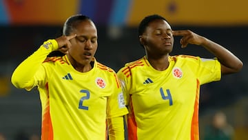 AMDEP5569. BOGOTÁ (COLOMBIA), 31/08/2024.- Yunaira Jessely López (d) de Colombia celebra su gol este sábado, en un partido del grupo A de la Copa Mundial Femenina sub-20 entre las selecciones de Colombia y Australia en el estadio El Campín en Bogotá (Colombia). EFE/ Mauricio Dueñas Castañeda