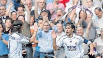 Raúl celebra con Sergio Ramos un gol.