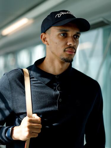 Trent Alexander-Arnold en la salida hacia Manchester. 