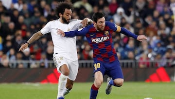 Marcelo y Messi pugnan por un bal&oacute;n en el Cl&aacute;sico entre Real Madrid y Barcelona.