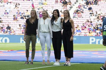 Homenaje a las jugadoras del Barça Femenino que ganaron premios en la gala de la UEFA: Alexia Putellas, Jennifer Hermoso, Sandra Paños e Irene Paredes.
