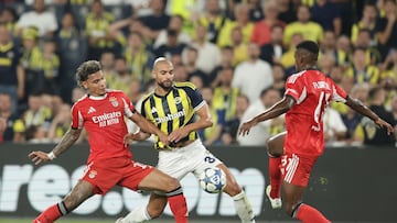 Istanbul (Turkey), 20/08/2025.- Fenerbahce's Sofyan Amrabat (C) in action against Benfica's Richard Rios (L) and Florentino (R) during the UEFA Champions League play-offs, 1st leg match between Fenerbahce and Benfica in Istanbul, Turkey, 20 August 2025. (Liga de Campeones, Turquía, Estanbul) EFE/EPA/ERDEM SAHIN