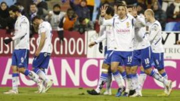 Los jugadores del Zaragoza celebran uno de los goles.