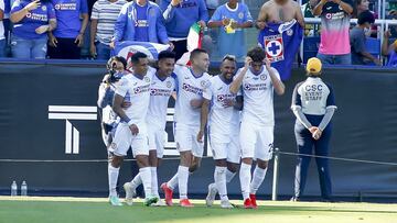Jugadores de Cruz Azul festejan un gol en el Campeón de Campeones