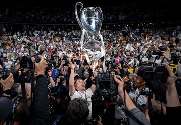 El jugador del Real Madrid Luka Modric celebra la decimocuarta Champions League tras derrotar por 0-1 al Liverpool en la final de París. 