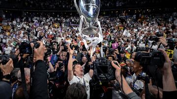 El jugador del Real Madrid Luka Modric celebra la decimocuarta Champions League tras derrotar por 0-1 al Liverpool en la final de París. 