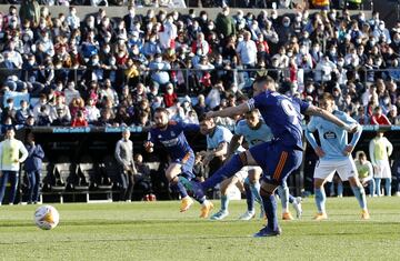 Benzema marca el 1-2 de penalti al Celta. 