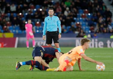 El árbitro, Figueroa Vázquez, atento al desarrollo del juego de ambos equipos en el césped del Ciutat de Valencia.