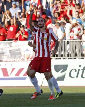 El centrocampista del Almería, Aleix Vidal, celebra su gol, primero de su equipo, durante el partido de vuelta de la eliminatoria de ascenso a Primera División que Almería y Girona juegan, esta tarde, en el estadio de los Juegos Mediterráneos, en Almería.