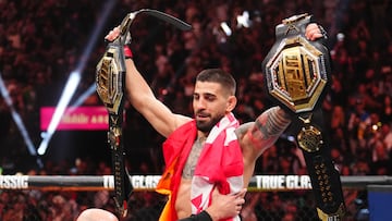 Ilia Topuria con sus dos cinturones.