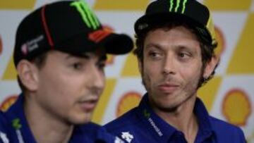 Valentino Rossi of Italy (d) mira a Jorge Lorenzo durante una rueda de prensa.