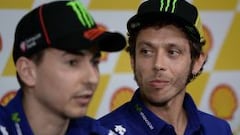 Valentino Rossi of Italy (d) mira a Jorge Lorenzo durante una rueda de prensa.