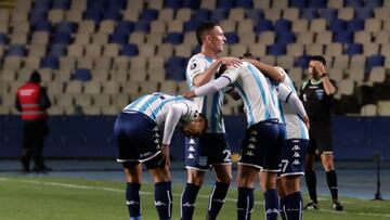 AME9117. CONCEPCIÓN (CHILE), 05/04/2023.- Matias Rojas (d) de Racing celebra con sus compañeros su gol contra Ñublense hoy durante un partido de la Copa Libertadores 2023 entre Club Deportivo Ñublense de Chile y Racing Club de Argentina, en el estadio Alcaldesa Ester Roa Rebolledo en Concepción (Chile). EFE/ Esteban Paredes Drake
