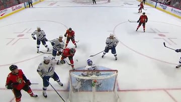 Algo nunca antes visto en el hockey: Cabezazo impensado