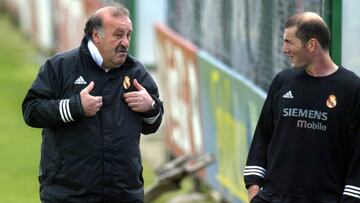 Del Bosque, en su etapa como entrenador del Real Madrid, conversa con Zinedine Zidane.