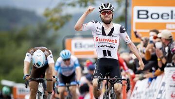 El ciclista suizo Marc Hirschi celebra su victoria en la Flecha Valona 2020.