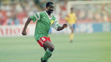 El ex delantero camerunés Roger Milla jugó con 42 años y 1 mes en la goleada que recibió su selección de manera contundente 6-1 ante Rusia en Estados Unidos 1994.