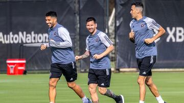 Fort Lauderdale (United States), 24/01/2024.- (L-R) Luis Suarez, Lionel Messi, and Sergio Busquets participate in a training session ahead of the Inter Miami CF 2024 preseason, in Fort Lauderdale, Florida, USA, 24 January 2024. Inter Miami will head to Asia for their 2024 preseason matches, starting in Riyadh to face Al-Hilal and Al Nassr, then visiting Hong Kong and Tokyo. (Tokio) EFE/EPA/CRISTOBAL HERRERA-ULASHKEVICH
