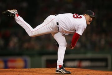 En 2004, Curt Schilling, pitcher de los Medias Rojas, ganó el Juego 6 de la Seire por el Capeonato de la Liga Americana ante los Yankees con el tobillo ensangrentado tras ser intervenido con grapas de sutura para fijar un tendón roto al cartílago. Este fue uno de los regresos más grandes en la historia del béisbol.
