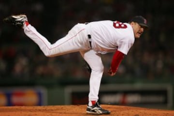 En 2004, Curt Schilling, pitcher de los Medias Rojas, ganó el Juego 6 de la Seire por el Capeonato de la Liga Americana ante los Yankees con el tobillo ensangrentado tras ser intervenido con grapas de sutura para fijar un tendón roto al cartílago. Este fue uno de los regresos más grandes en la historia del béisbol. 