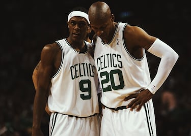 En esta lista, antes de que alguien se lo pregunte, no solo hay equipos que jamás ganaron el anillo, también muchos que fracasaron en una temporada en concreto. Los Celtics del big three (Kevin Garnett, Paul Pierce y Ray Allen) ganaron el anillo en 2008, pero no pudieron repetir el éxito a pesar de contar con una plantilla similar en los años siguientes. La pérdida de efectivos y la edad les perjudicó en el futuro cercano, pero la 2008-09 era una temporada en la que estaban llamados a repetir y eran favoritos para ellos. Sin embargo, su sostén defensivo, un Garnett que era la jorya de la corona de Tom Thibodeau, entrenador defensivo y asistente de Doc Rivers, se lesionó. Primero el 19 de febrero ante Utah, antes de regresar durante cuatro partidos, una racha que finalizó rápidamente el 25 de marzo, ante unos Magic que les eliminaron posteriormente en playoffs. La rodilla derecha dejó a Garfnett sin playoffs y, con Glenn Davis en el quinteto titular, los Celtics sufrieron para eliminar a los Bulls en 7 partidos y sobrevivieron también hasta el séptimo contra los Magic. Rajon Rondo y sus promedios rozando el triple-doble no fueron suficientes y Garnett ya no volvió al nivel de 2008, ni mucho menos al de los Tiomberwolves. Las Finales de 2010 y las finales de Conferencia de 2012, las últimas oportunidades de un equipo que siempre fue competitivo mientras mantuvo a ese trío espectacular. 