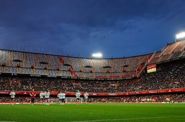 Los jugadores de la Seleccin se ejercitan el estadio de Mestalla.