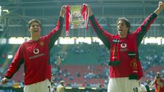 Cristiano y Van Nistelrooy celebran la FA Cup de 2004