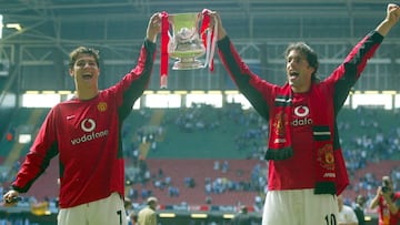 Cristiano y Van Nistelrooy celebran la FA Cup de 2004