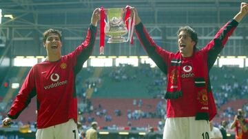 Cristiano y Van Nistelrooy celebran la FA Cup de 2004