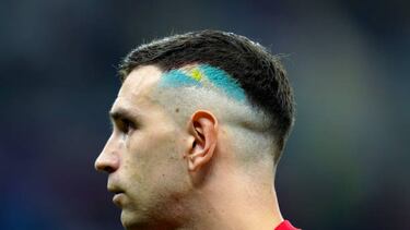 DOHA, QATAR - DECEMBER 03: Emiliano Martinez of Argentina, hair dyed in the colours of the national flag during the FIFA World Cup Qatar 2022 Round of 16 match between Argentina and Australia at Ahmad Bin Ali Stadium on December 3, 2022 in Doha, Qatar. (Photo by Marc Atkins/Getty Images)