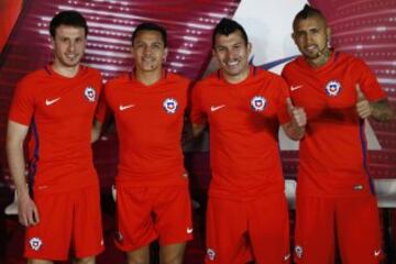Los jugadores de la seleccion chilena, Angelo Henriquez, Alexis Sanchez, Gary Medel y Arturo Vidal, durante presentacion de la nueva Camiseta Centenario de Nike que sera ocupada en la Copa America de Estados Unidos.en el domo de Juan Pinto Duran.