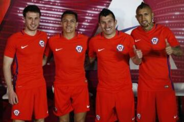 Los jugadores de la seleccion chilena, Angelo Henriquez, Alexis Sanchez, Gary Medel y Arturo Vidal, durante presentacion de la nueva Camiseta Centenario de Nike  que sera ocupada en la Copa America de Estados Unidos.en el domo de Juan Pinto Duran.