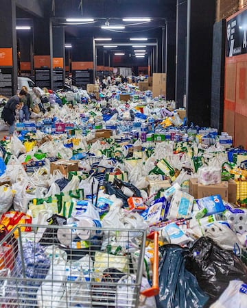 Imagen de los alimentos recogidos y almacenados en el Estadio de Mestalla.