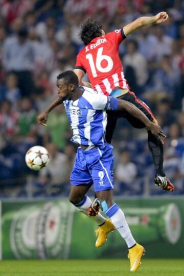 El delantero colombioano del Oporto, Jackson Martínez lucha por el balón con el defensa Xabier Etxeita.